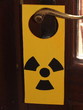 Plaque pour poignée de porte " DANGER irradiation " !!